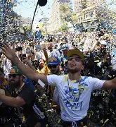 社区盾倒计时，金州勇士国际比赛日内部沟通，细节引发关注，信心回归，临场指挥获称赞(关小刀临场任九)